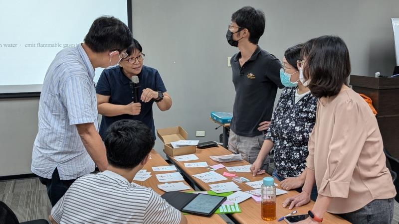 馮靜安老帶領標示製作小組活動